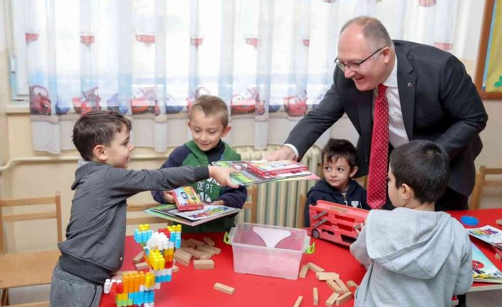 Başkan Bilgin’den öğrencilere kitap hediyesi