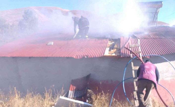 Bayburt’ta çatıda çıkan yangın söndürüldü