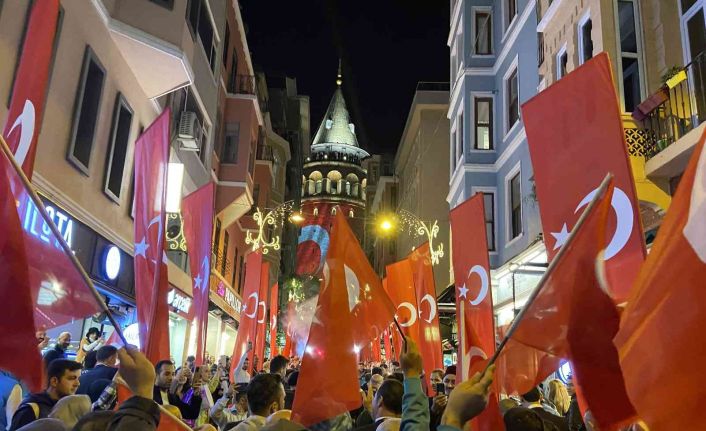 Beyoğlu’nda Cumhuriyetin 99. yılına özel fener alayı yürüyüşü düzenlendi