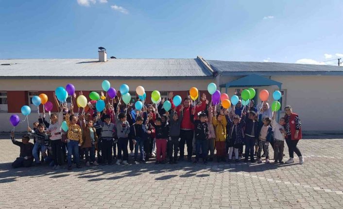 Bileklik tasarladı çocuklara hediye ettiler