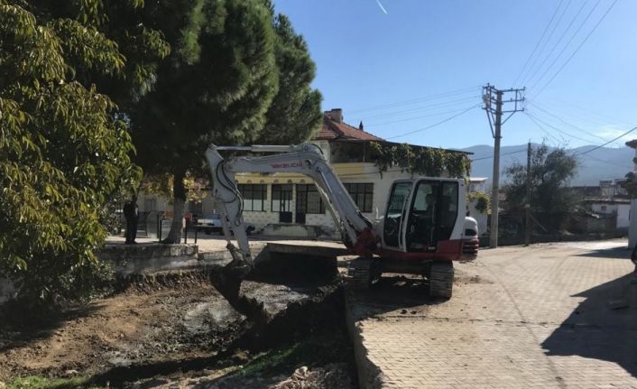 Börezli Deresi’nden bin 500 ton balçık ve çöp çıktı