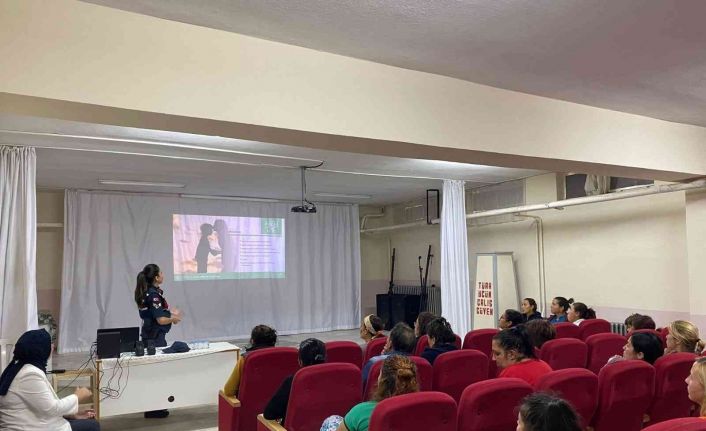 Bozdoğanlı öğrenci velilerine uyuşturucu madde bağımlılığı belirtileri eğitimi verildi