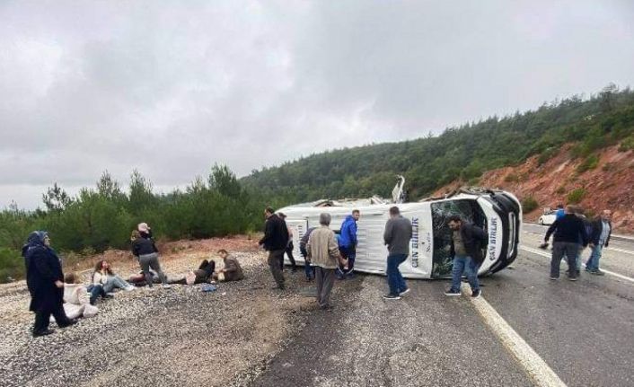 Çanakkale’de minibüs ile kamyonet çarpıştı: 6 yaralı