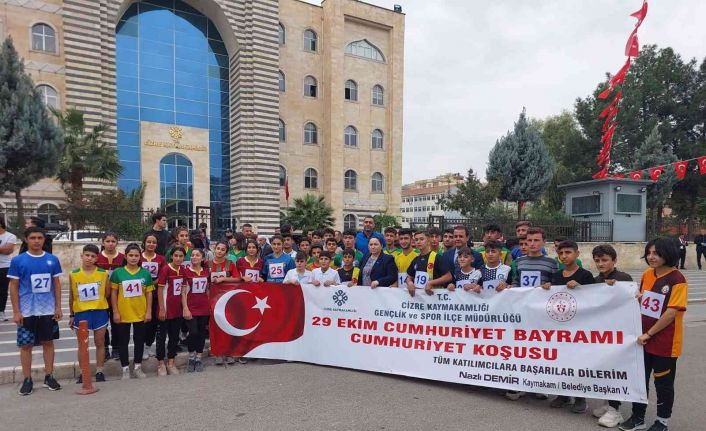 Cizre’de öğrenciler Cumhuriyet için koştu