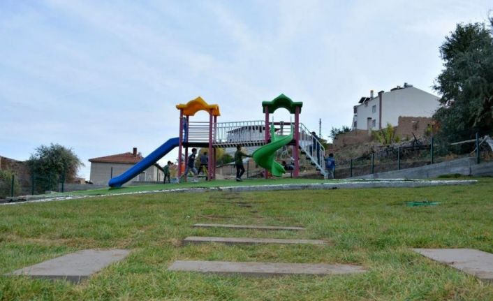 Çocukları çok seven eşi için memleketine park yaptırdı