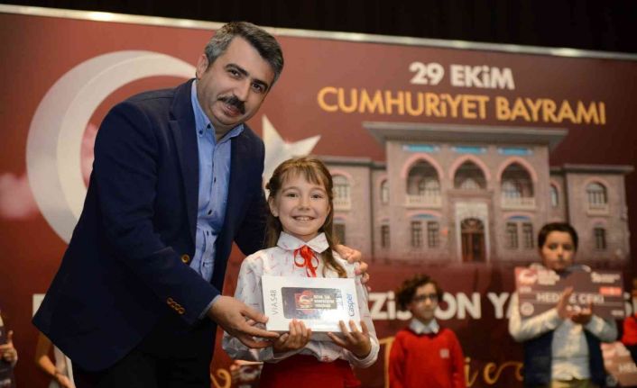 Cumhuriyeti en iyi anlatan öğrenciler Yıldırım’da ödüllendirildi