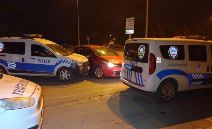 "Dur" ihtarına uymadı, polis aracına çarparak durabildi