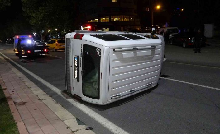 Elazığ’da hafif ticari araç yan yattı: 1 yaralı