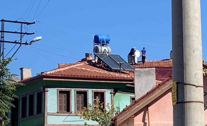 Güvenlik önlemi almadan anten tamiri yapan şahıslar böyle görüntülendi