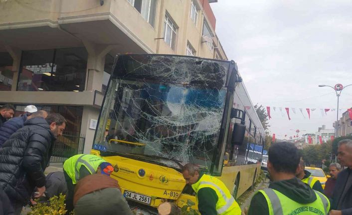 İETT sürücüsü direksiyonda fenalaştı: Önce motosiklete ardından kaldırıma çarptı