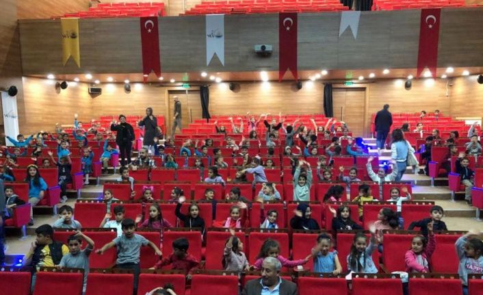 İlkokul öğrencileri tiyatro ile buluşmaya devam ediyor