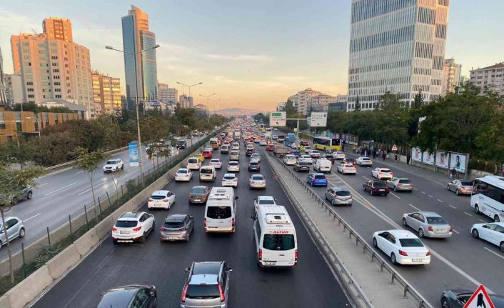 İstanbul’da haftanın ilk günü trafik yoğunluğu yüzde 51’e ulaştı