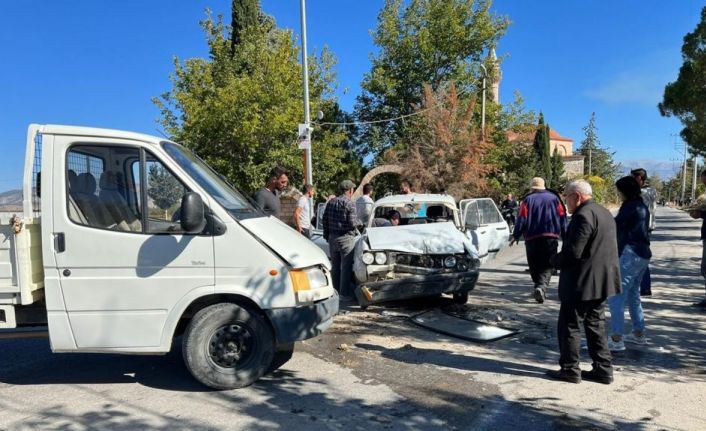 Kamyonetle otomobil kafa kafaya çarpıştı; 1 ölü 3 yaralı