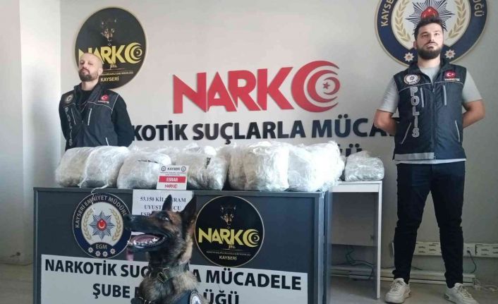 Kiralık araçtan 53 kilo uyuşturucu madde ele geçirildi