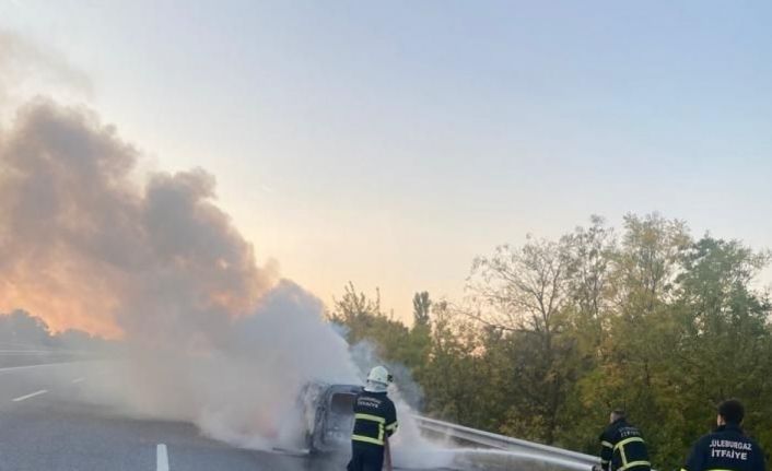 Kırklareli’nde seyir halindeki araç alev alev yandı