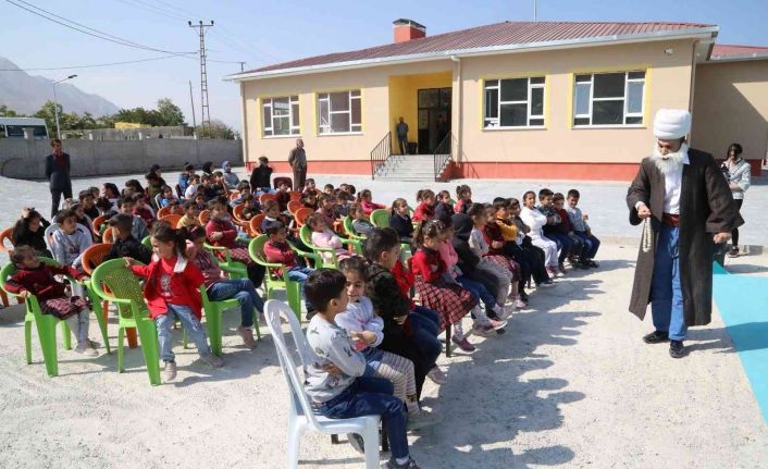 Kırsal mahallelerdeki çocuklar için tiyatro etkinliği