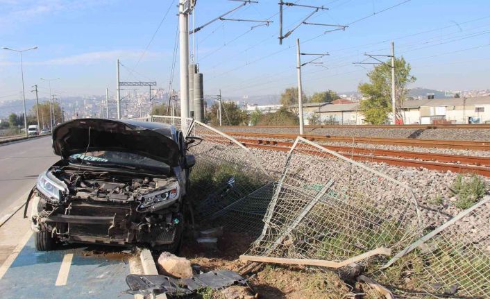 Lüks araç, tren raylarına girmekten son anda kurtuldu