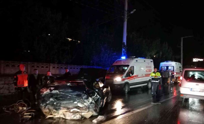 Lüks otomobiller kağıt gibi ezildi: 4 yaralı