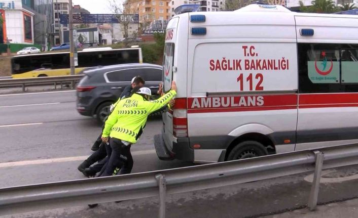 Maltepe’de ambulans ile otomobil çarpıştı: 3’ü sağlık personeli 4 yaralı