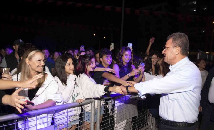 Mersin Gençlik Festivali ’Duman Konseri’ ile sona erdi