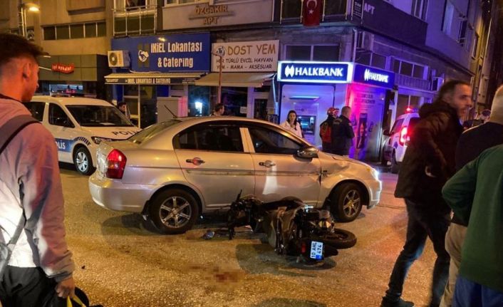 Motosiklet aniden önüne kıran otomobile çarptı: 2 yaralı