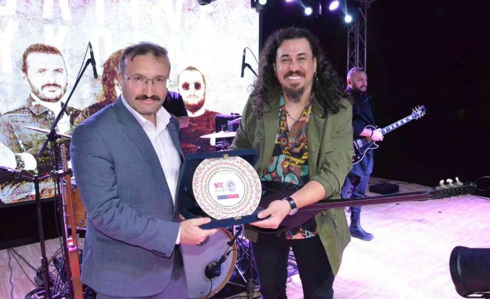 Necati ve Saykolar müzik grubu Emetli gençleri coşturdu