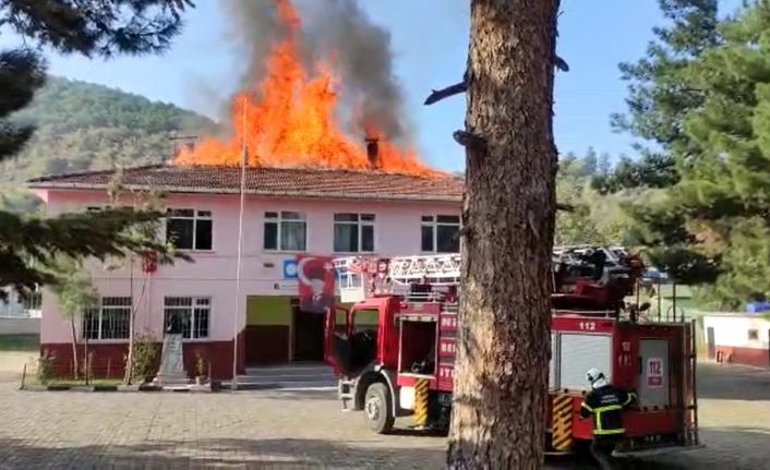 Öğrenciler dersteyken yangına yakalandı