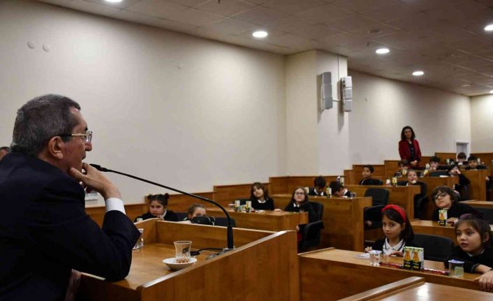 Öğrenciler ‘Yerel yönetimler’ dersini belediye başkanından aldı