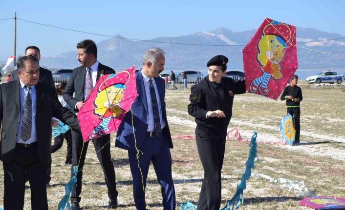 Polisler ve çocuklar el ele uçurtma uçurarak doyasıya eğlendi