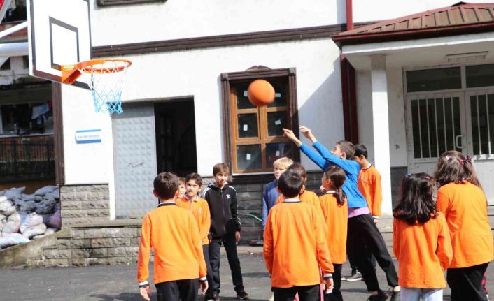 Rize’de okulların basket potalarını meslek lisesi öğrencileri yapıyor