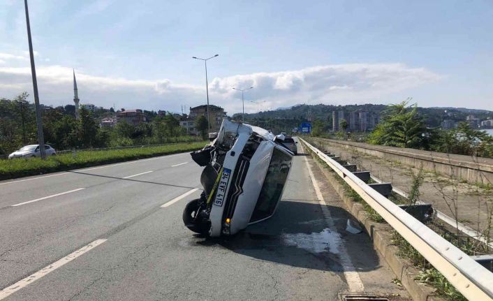 Rize’de park halindeki otomobile çarpıp takla attı: 2 yaralı