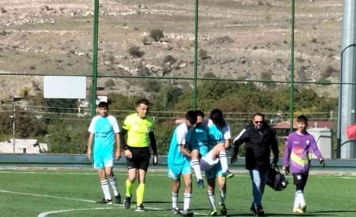 Sahada rahatsızlanan futbolcu ölümden döndü