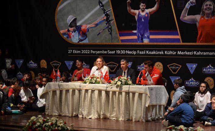 Şampiyonlar genç sporculara başarı hikayelerini anlattı