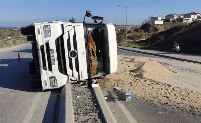 Sultangazi’de tuz yüklü tır yola devrildi: 1 yaralı