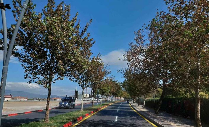 Trafikte güven için yol boyama çalışmaları sürüyor