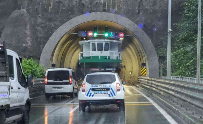 Tünel içindeki tekneyi görenler şaşkına döndü