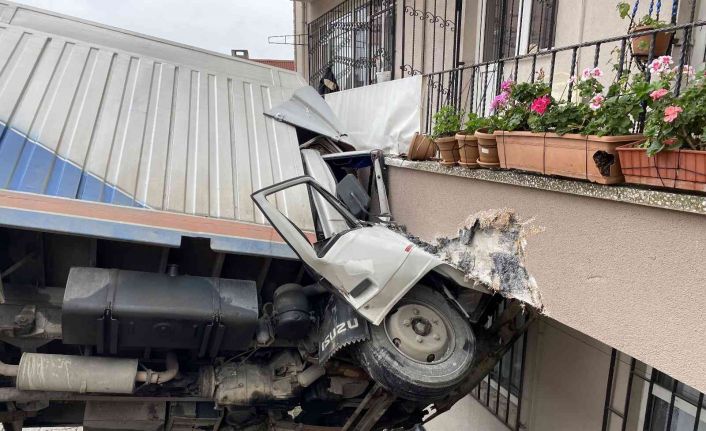 Üsküdar’da kayan kamyonet taksiye ve binaya çarparak durdu