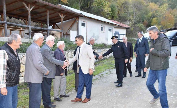 Vali Gürel, köylülerle bir araya gelmeye devam ediyor