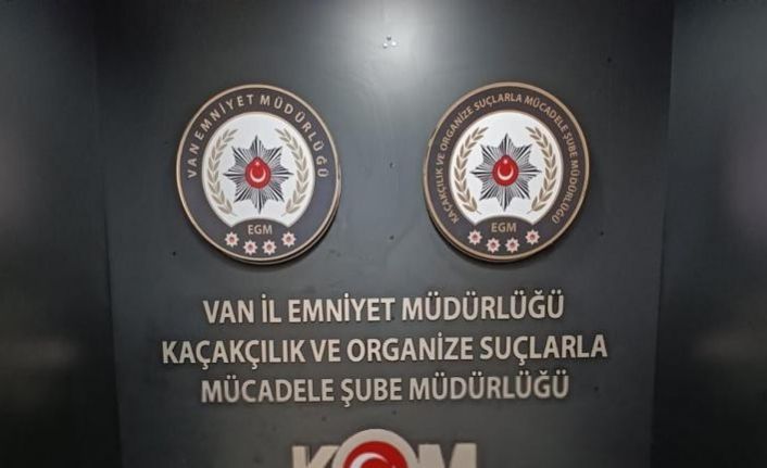 Van’da el bombası ve gümrük kaçağı malzeme ele geçirildi