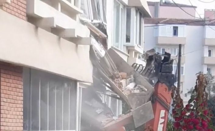 Yalova’da kontrolden çıkan iş makinesi apartmana çarptı