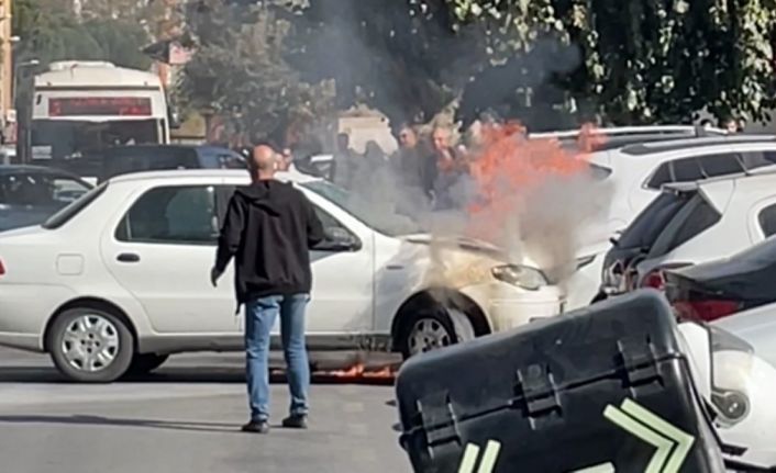 Yanan otomobil park halindeki araçların arasına daldı