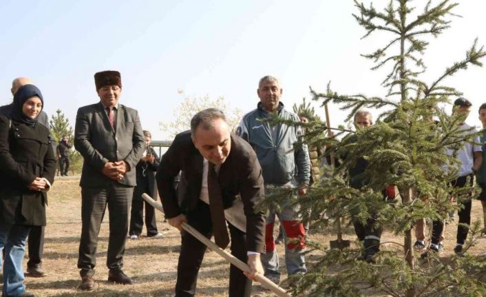 11 Kasım Milli Ağaçlandırma Günü’nde fidanlar ERÜ’de toprakla buluştu