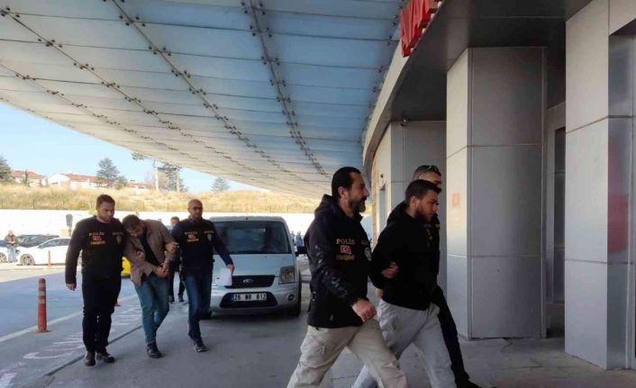 Arkadaş cinayetinin şüphelileri sağlık kontrolünden geçirildi