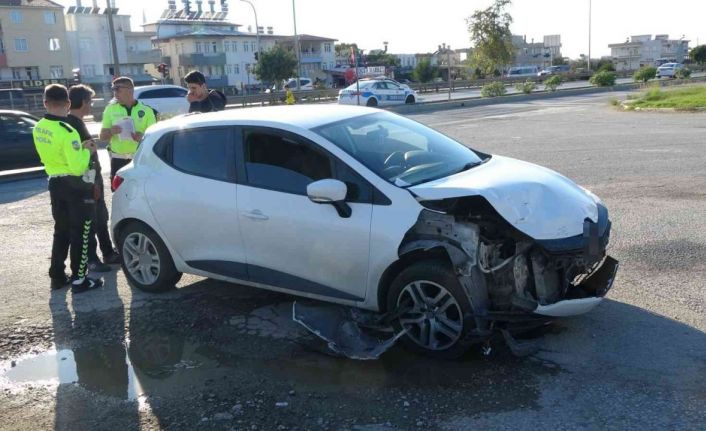 Aynı noktada 2 saat arayla iki trafik kazası güvenlik kamerasında