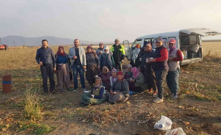 Başkan Erden soğan tarlasında çalışan kadınların sorunlarını dinledi