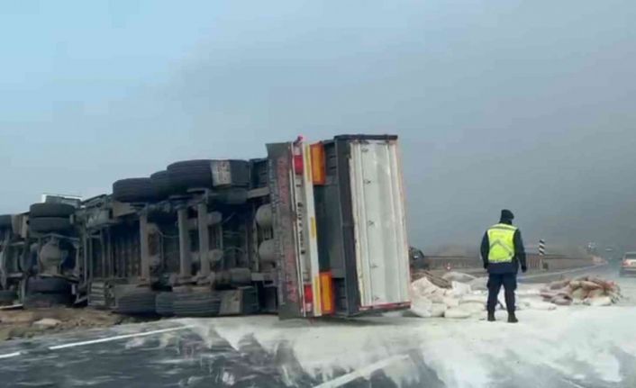 Çimento yüklü tır devrildi: 1 yaralı