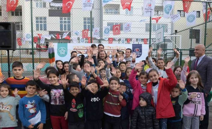 Çocuk parkları birer birer yenileniyor