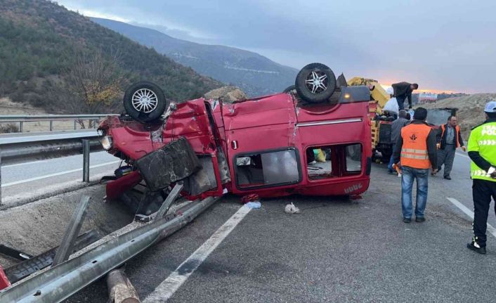 D100’de bariyerlere çarpan minibüs takla attı: 2 yaralı