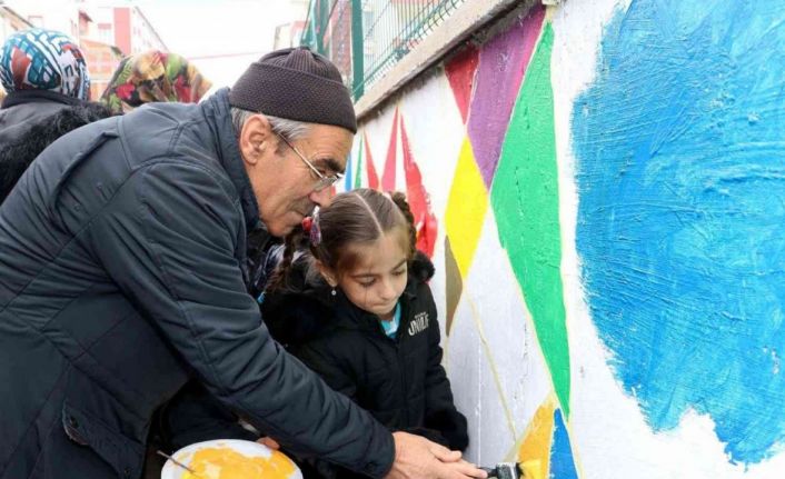 Dedelerinin yardımıyla okul duvarlarını boyadılar