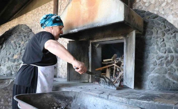 Deprem enkazından yaptığı fırınla 23 yıldır ekmek üretiyor